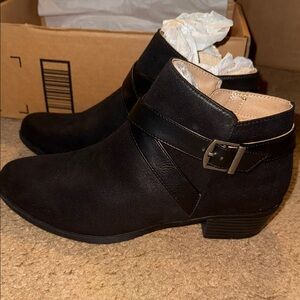 Life Stride Velocity 2.0 Black Ankle Bootie with Buckle Accent Size 9.5 New